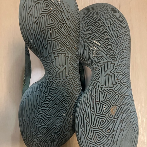 Nike athletic shoes. Men size 8.5 - Picture 5 of 5